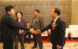 國家發展改革委資源節約與環境保護司牛波處長（和劉總握手）、全國墻材革新工作委員會會長滕軍力（女士）