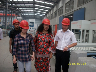 2012.7.21日坦桑尼亞總統(tǒng)夫人來我公司參觀指導、洽談合作